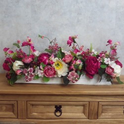 VIVA MAGENTA | TABLE RUNNER FLOWER ARRANGEMENT | PEONIES SWEET PEAS BLACKBERRIES